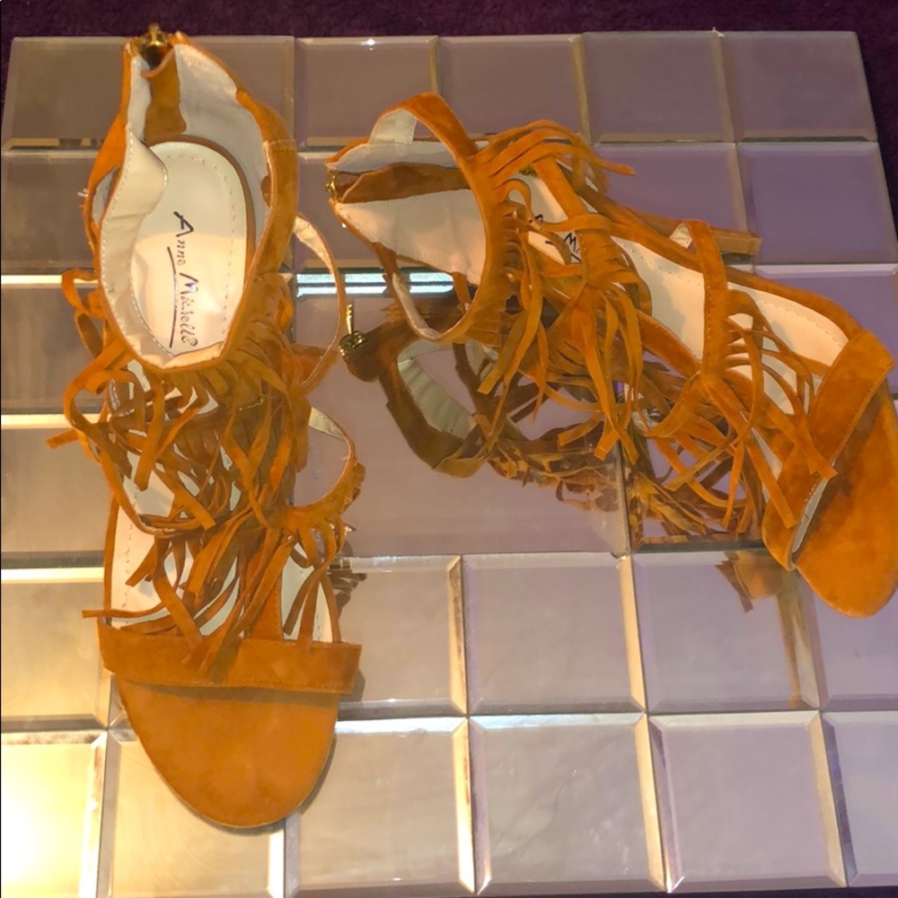 Cute Tan heals nice tassel design.